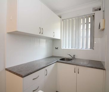 Air conditioning, no carpet, excellent location! - Photo 5