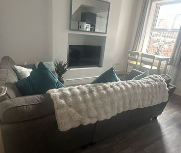 Recently renovated 4 large bedroom house share Room 2 - Photo 4