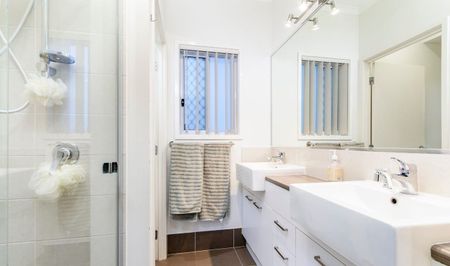 4 BEDROOM HOME IN GRIFFIN - 2 LIVING AREAS + STUDY + DRIVE THROUGH GARAGE - Photo 5