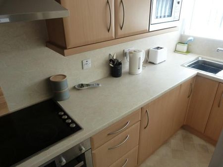 2 bedroom semi-detached house to rent - Photo 5