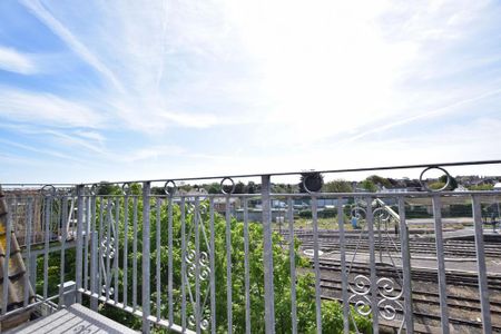 2 bedroom ground floor flat to rent - Photo 2