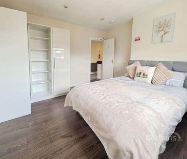 Mytchett Road, Mytchett, Camberley, Surrey, GU16 - Photo 5