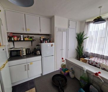 1 bedroom in a flat share to rent - Photo 5