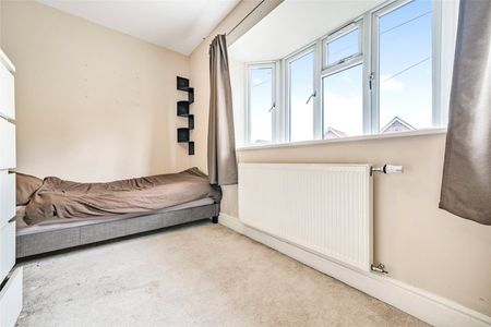 Goldsworth Road, Woking - 4 bedrooms Property for lettings - Seymours - Photo 4