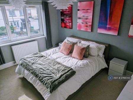 1 bedroom in a house share to rent - Photo 3