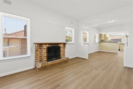 Recently refreshed family home - Photo 5