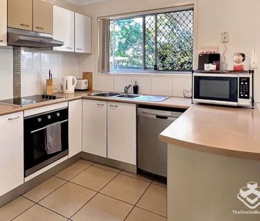 Stunning 3BED Townhouseate Close to Everything! - Photo 3