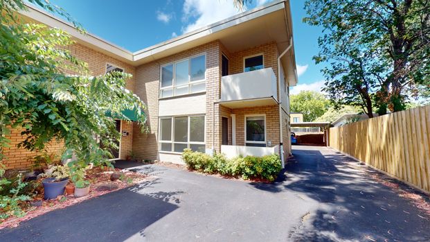 One bedroom apartment in sought after tree lined location! - Photo 1