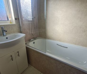 3 bedroom semi-detached property to rent - Photo 6