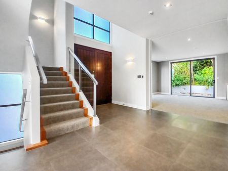 Epsom , Architecturally designed stunning five bedroom four Bathroom Home! - Photo 5