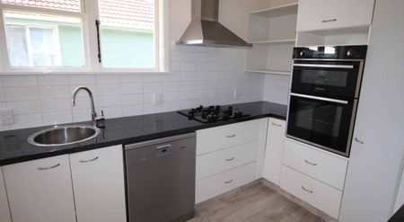Tidy three bedroom house - Photo 2