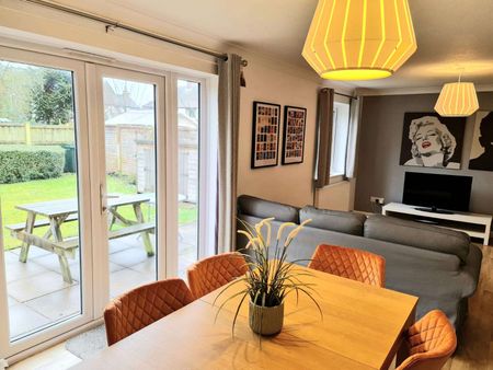 Windrush Court Room 6 - Photo 3