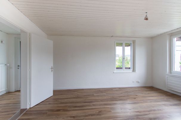 Beautiful 3-room apartment in Meyriez – on the 1st floor with a porch - Photo 1