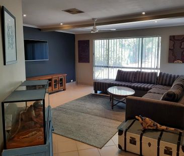 3 BEDROOM, 2 BATHROOM HOUSE IN LARAPINTA ON QUIET STREET - Photo 3