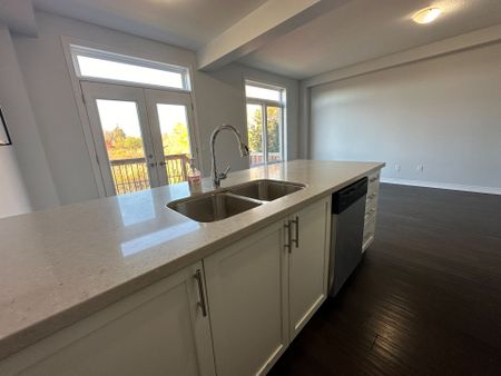 For Lease - 2352 Natasha Circle, Oakville, Ontario - Photo 4