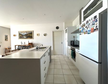 Beautiful Central 2 Bed 2 Bath + Office Apartment - Photo 3