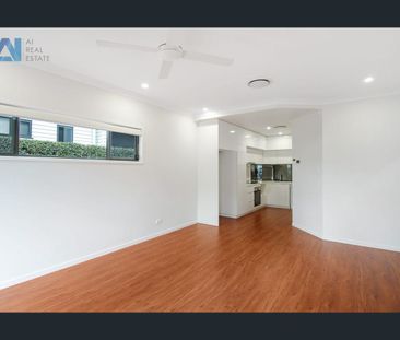 Modern & Spacious 3-Bedroom Townhouse in Prime Location - Photo 1