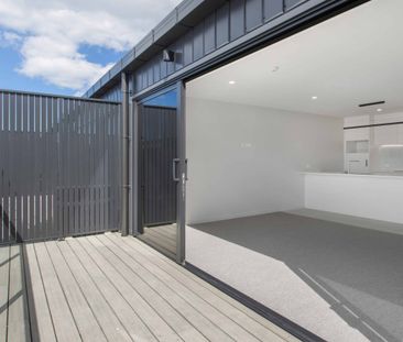 Modern 2-Bedroom Apartments in Prime Village Location - Walk to Beach - Photo 4