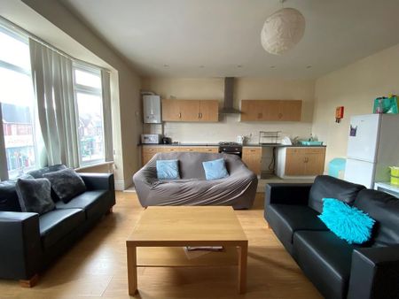 4 bedroom flat to rent - Photo 2