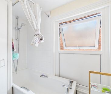 2 bedroom Flat in Queen Street, Berkshire - Photo 5