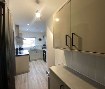 Modern Double Room in Shared House - Photo 1