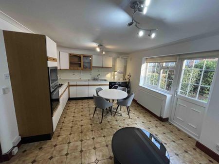 1 bedroom in a house share to rent - Photo 2
