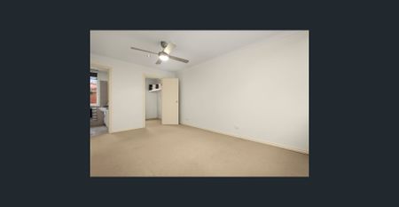 Spacious Three Level Townhouse - New Carpet to all Bedrooms - Photo 2