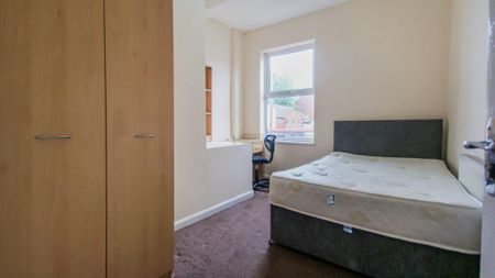 4 bedroom flat to rent - Photo 3
