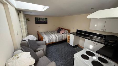 1 bedroom in a house share to rent - Photo 2