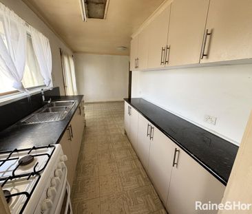 Ideal Family Home - Photo 3