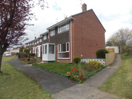 3 bedroom end of terrace house to rent - Photo 2