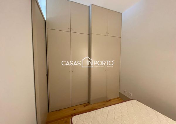 Apartamento T0+1 para arrendamento na Rua Santa Catarina, Porto