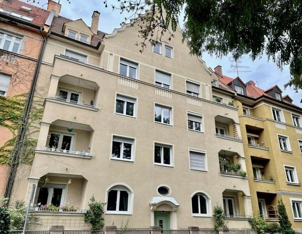 Kernsanierte 94m² - 2,5 ZKB-Altbauwohnung mit EBK und Balkon in guter Innenstadtlage - Foto 1