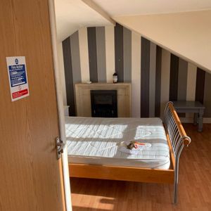 Plodder Lane, Bolton - Photo 2