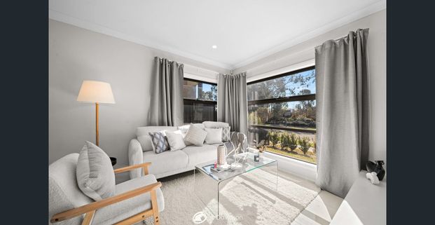 SPACE, FLEXIBILITY & THREE BATHROOMS | OPPOSITE PARKS - Photo 1