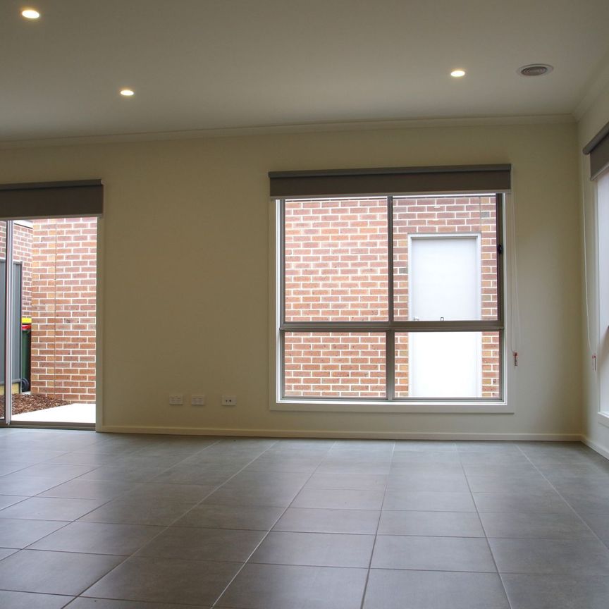 11 Ewart Cl, Lucas VIC 3350 - Photo 1