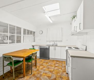 Comfortable 3-Bedroom Home with Spacious Backyard - Photo 1