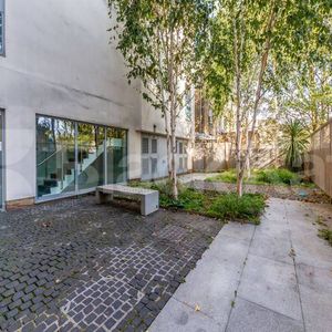 spacious 2 bedroom property within a modern development close to Angel - Photo 2