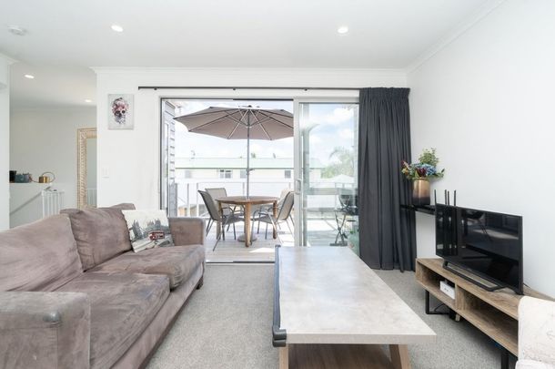 Located just minutes from Hamilton CBD, Hamilton Lake, and Waikato/Braemar Hospitals, this modern townhouse offers low-maintenance living in a highly convenient location. - Photo 1