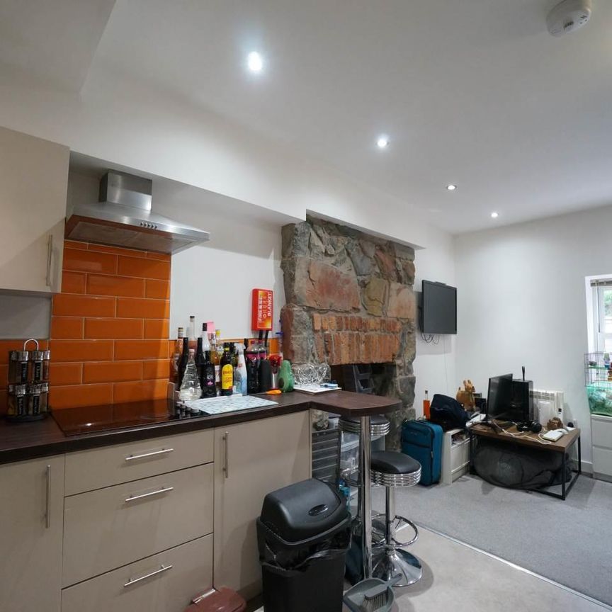 Apartment 4 Awyrlas 121 High Street - Photo 1
