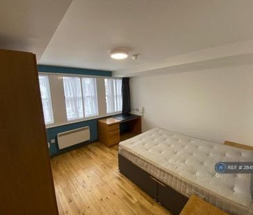 1 bedroom in a flat share to rent - Photo 5