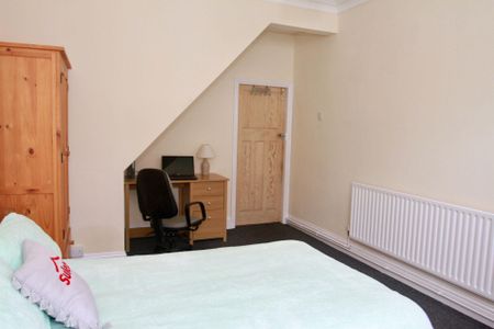 St Leonards Road (3 bed) - Photo 4