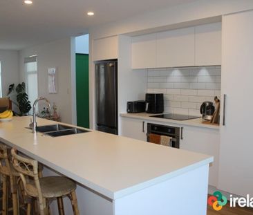 Gorgeous Townhouse In Russley - Photo 1