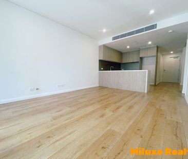 Luxury One bedroom + Study/Second bedroom Apartment - Photo 1