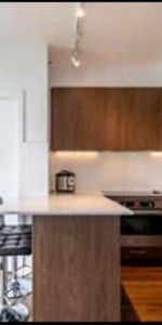 🏙️ Condo meublé 2 ch + stationnement intérieur – Centre-ville - Photo 3