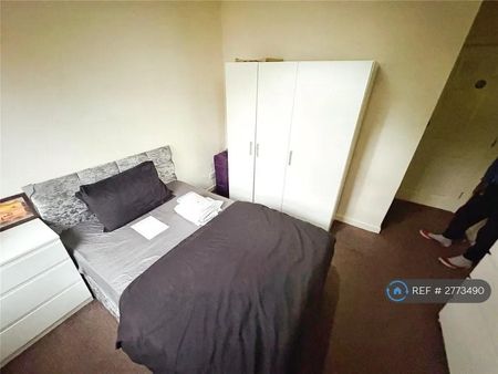 3 bedroom flat to rent - Photo 2