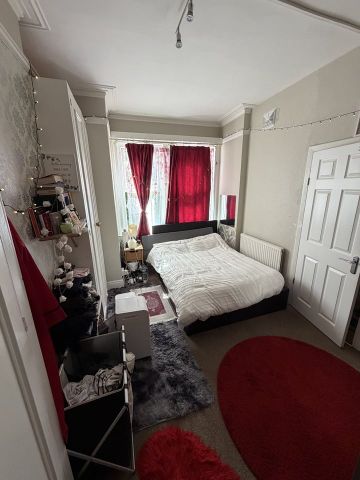 1 Bed Flat, Merivale Road, HA1 - Photo 2