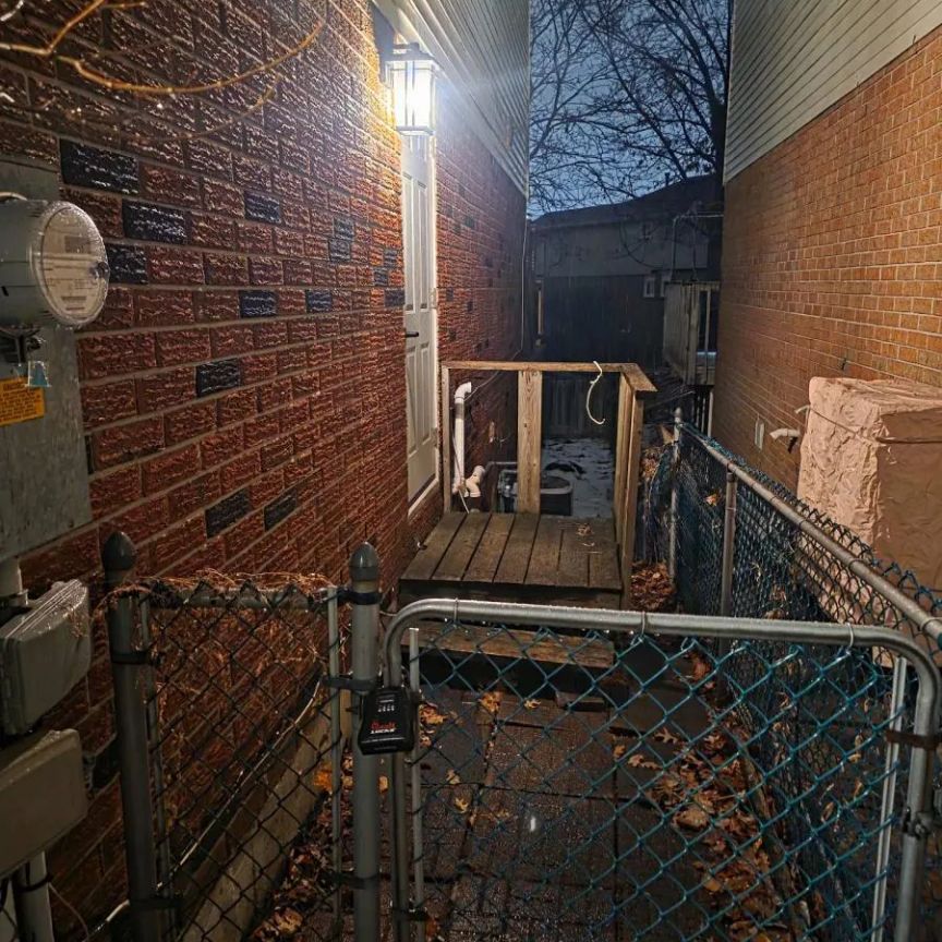 9 BOXDENE AVENUE - Photo 1