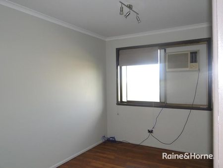 2/196 AUCKLAND STREET, South Gladstone, QLD 4680 - Photo 2