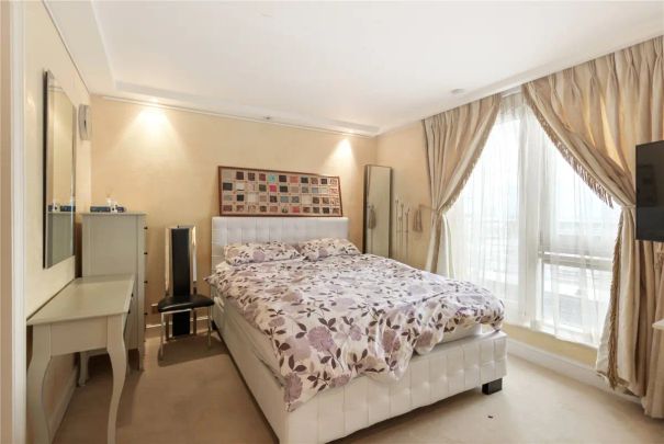 3 bedroom flat in St John's Wood - Photo 1